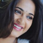 நடிகை அனுஷ்காவுக்கு சிரித்தாலே வலிக்கும் ?