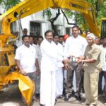 பிளாஸ்டிக் கழிவு அகற்றிய ஆம்ஃபிபியன் வாகனம்