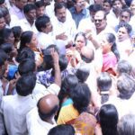 வீடு வீடாக நோட்டீஸ் கொடுத்த மேயர்