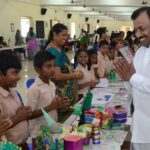 மாணவர்களுக்கு சுகாதார அட்டைகள்