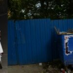 குப்பைத் தொட்டிக்கு பிளாஸ்டிக் வேலி