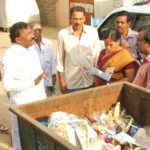 குப்பைத் தொட்டிக்கு சோப்புக் குளியல்