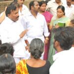 நதிக்கரை மக்களிடம் கைரேகை, குடும்பப்படம்