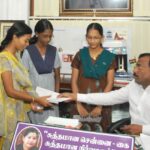 வாரச் சந்தையில் நடமாடும் குளியல் அறைகள்